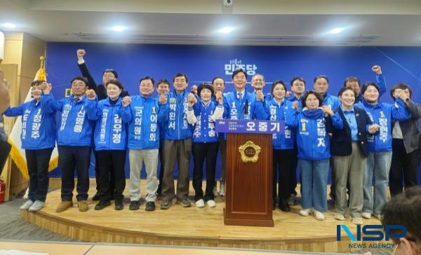 -오중기 경상북도지사 예비후보가 6일 경북도의회 다목적실에서 출마를 기자회견을 했다 사진 조인호 기자