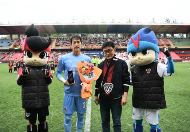 [NSP PHOTO]에스포항병원 3월 이달의 선수에 포항스틸러스 골키퍼 황인재 선수 선정