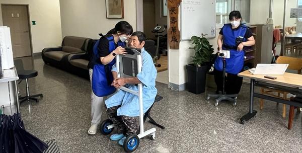 -강진군보건소가 지난 6일 찾아가는 경로당 결핵검진 을 실시하고 있다 사진 강진군