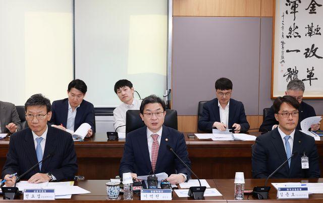 -이억원 금융위원장이 7일 오후 서울 종로구 정부서울청사에서 석유화학 정유업계 및 정책민간금융기관과 개최한 중동상황 피해업종 산업-금융권 간담회에서 원유 수급의 영향을 직접적으로 받는 석유화학 및 정유업계의 상황을 점검하고 현장애로를 청취하여 대응방향을 모색했다 사진 금융위원회