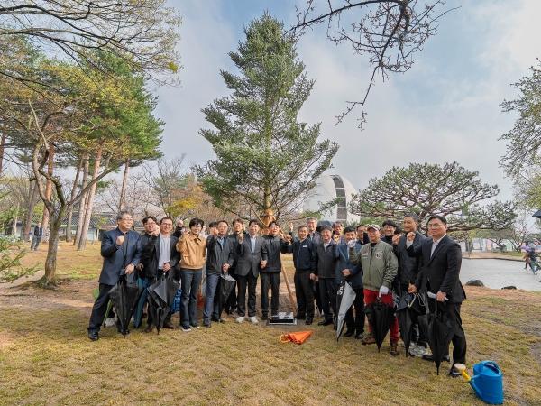 -경상북도문화관광공사는 식목일을 맞아 보문관광단지 내 호반광장에 대형 구상나무를 식재했다 사진 경북문화관광공사