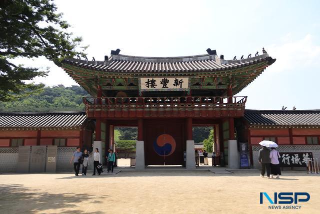 -수원화성행궁을 찾은 관광객들 모습 사진 조현철 기자