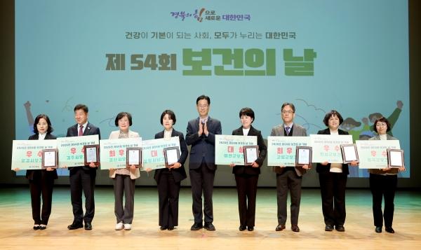 -경상북도는 7일 경산시민회관 대강당에서 제54회 보건의 날 기념식을 개최했다 사진 경상북도