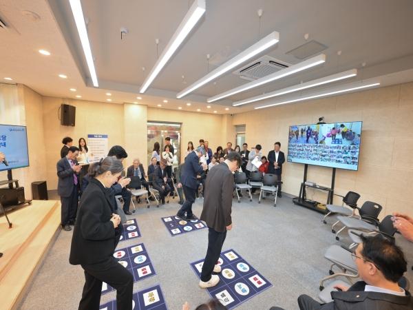 -영덕군은 지난 3일 영덕군 실버복지관에서 신성화 대한노인회 영덕군지회장과 각 읍면 분회장들 실버복지관 관계자 대구한의대학교 학생들 지역 어르신과 내빈 등 230여 명이 참석한 가운데 스마트 경로당 개통식을 개최했다 사진 영덕군