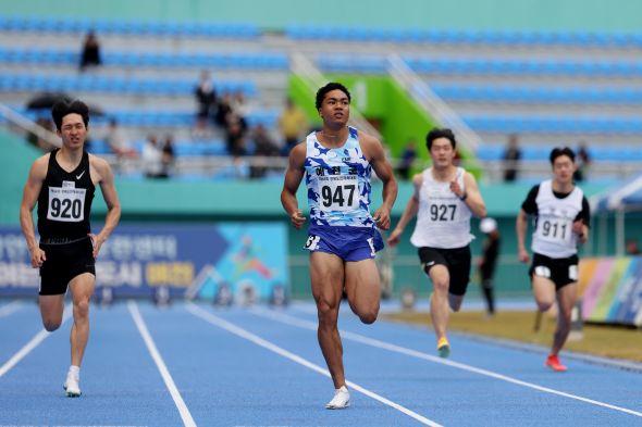 -예천군 선수단은 군부 15개 종목 273명의 선수와 126명의 임원이 참가했으며 육상배구테니스 2연패 등 전통적인 강세 종목뿐만 아니라 소프트테니스 태권도 등 집중 육성 종목에서도 탁월한 성과를 보이며 전 종목에서 고른 활약을 펼쳤다 사진 예천군