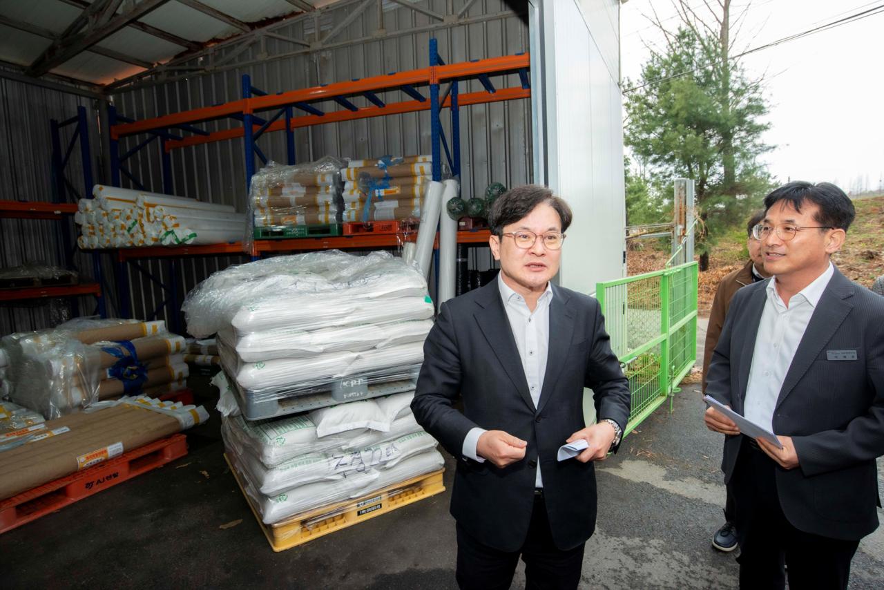 -김병수 김포시장이 신김포농협 영농자재센터를 찾아 현장행정을 진행한 모습 사진 조이호 기자