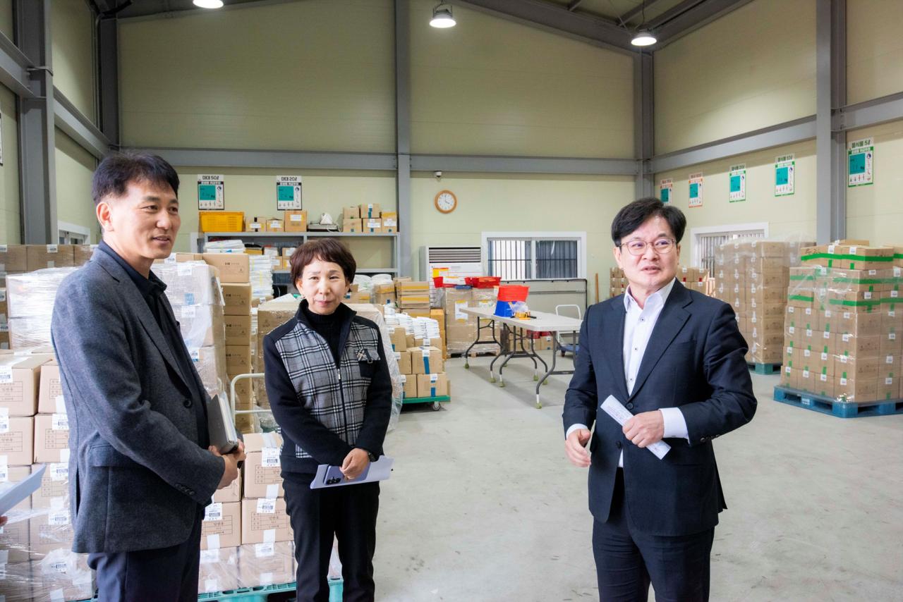 -김병수 김포시장이 종량제봉투 공급처를 찾아 생산과 재고 상황을 점검한 모습 사진 조이호 기자