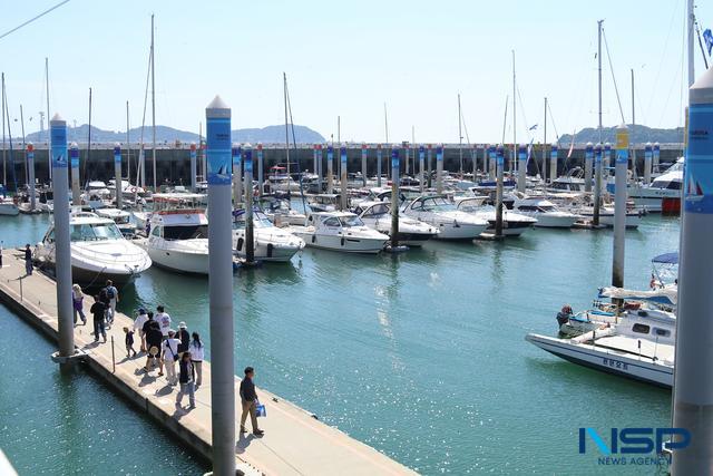 -뱃놀이축제를 찾은 관광객들이 정박중인 요트를 관람하고 있다 사진 조현철 기자