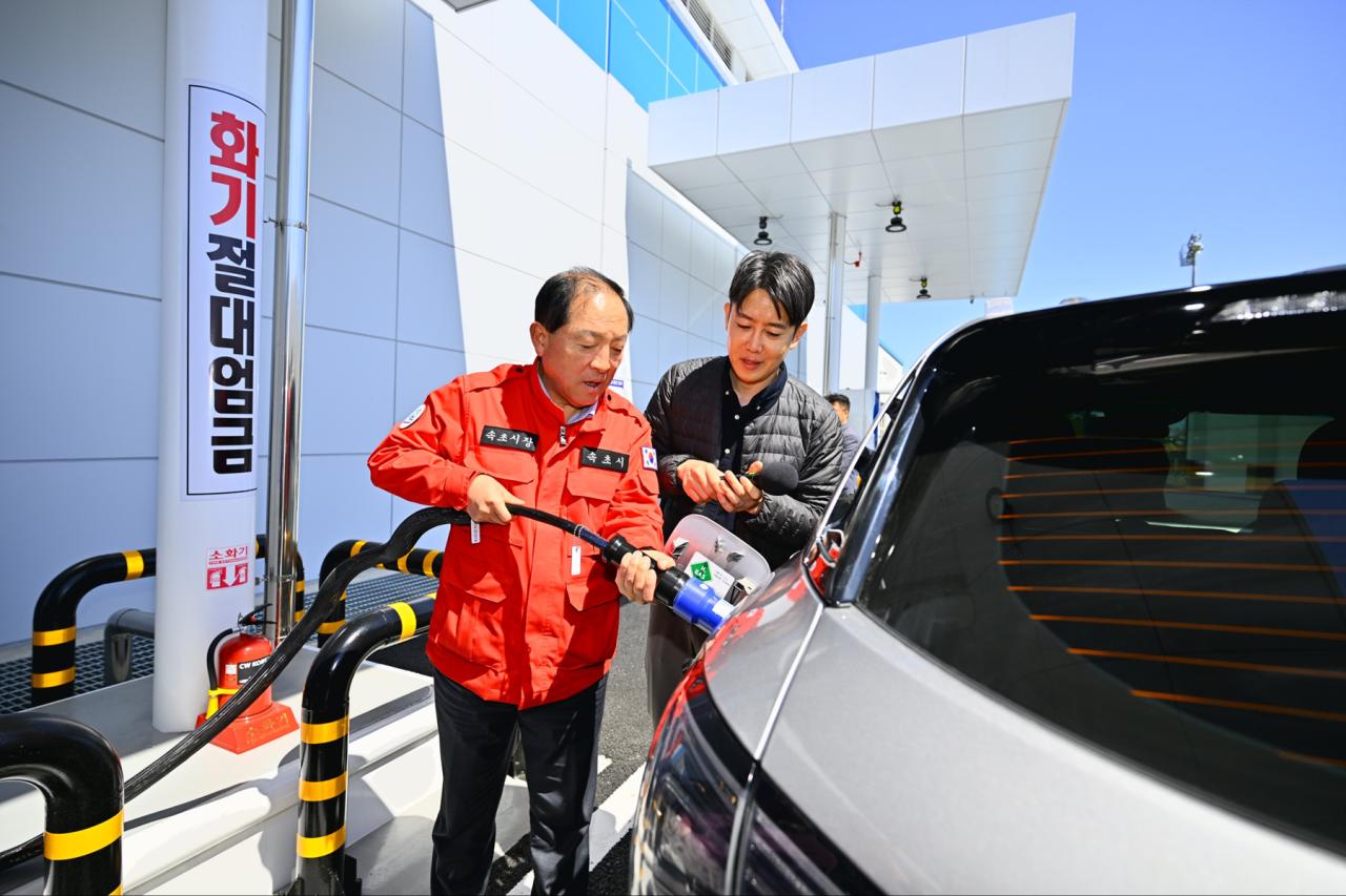 -이병선 속초시장이 종합경기장 수소충전소 준공식에 참석해 수소차량 충전을 직접 체험하는 모습 사진 속초시