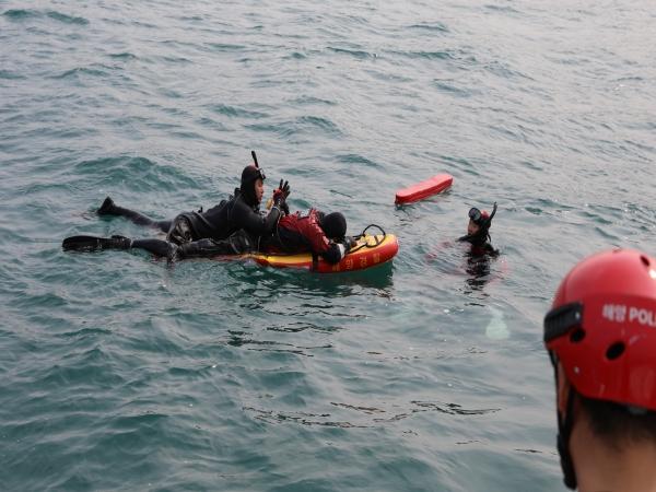 -포항해양경찰서는 4월 3일부터 2주간 파출소 초동구조 역량 및 사고 대응력 강화를 위해 포항구조대와 관내 파출소 5개소 간 구조 기법 전수 훈련을 실시한다고 밝혔다 사진 포항해양경찰서