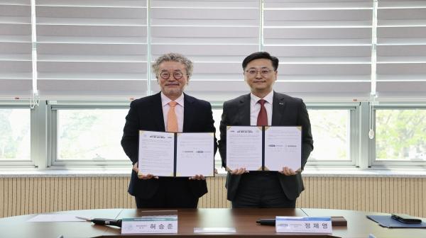 -한국교육학술정보원 8일 광주교육대학교와 미래교육 혁신을 위한 업무협약을 체결했다 사진 한국교육학술정보원