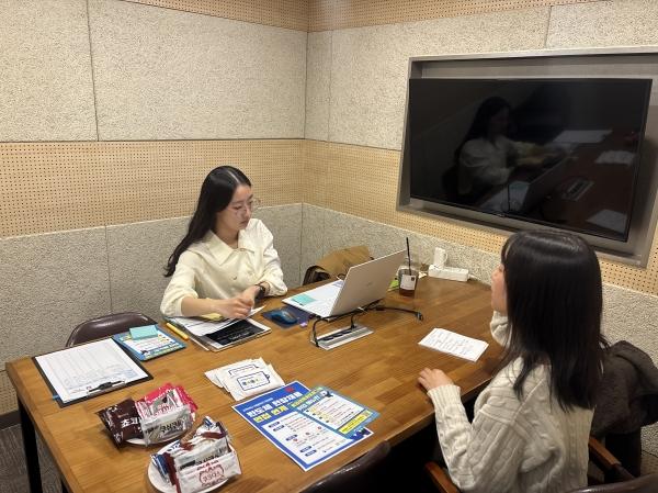 -대구대학교 대학일자리플러스센터가 지난 7일부터 오는 6월 9일까지 대구 중구 중심상권 일대에서 찾아가는 졸업생 맞춤 취업컨설팅 운영을 시작했다 사진 대구대학교