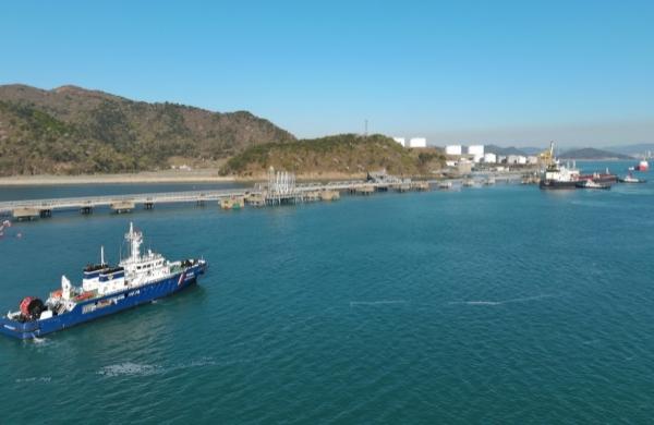 -여수해경이 여수광양항으로 들어오는 원유운반선에 대한 안전항로 호송을 실시했다 사진 여수해경