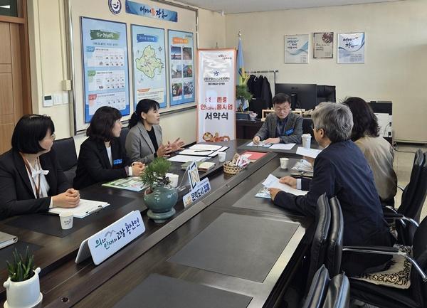 -장흥군이 지난 7일 용산면 행정복지센터와 생명존중안심마을 조성을 위한 업무 협약을 체결하고 있다 사진 장흥군