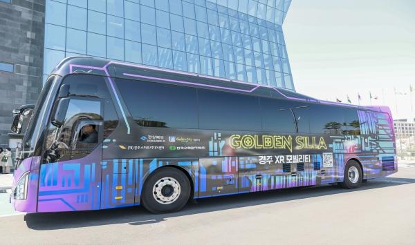 -경주시는 XR확장현실 기술을 활용해 천년고도 경주의 옛 모습을 실감나게 구현한 골든 신라 경주 XR 버스 출범식을 개최하고 체험에 나서고 있다 사진 경주시