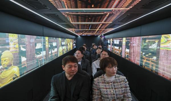 -참석자들 실제 차량에 탑승해 XR 콘텐츠를 직접 체험하고 있다 사진 경주시