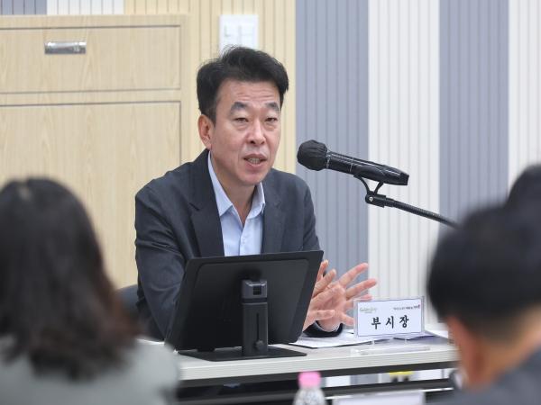 -경주시는 8일 시청 대회의실에서 22개 읍면동장이 참석한 4월 읍면동장 회의를 열었다 사진 경주시