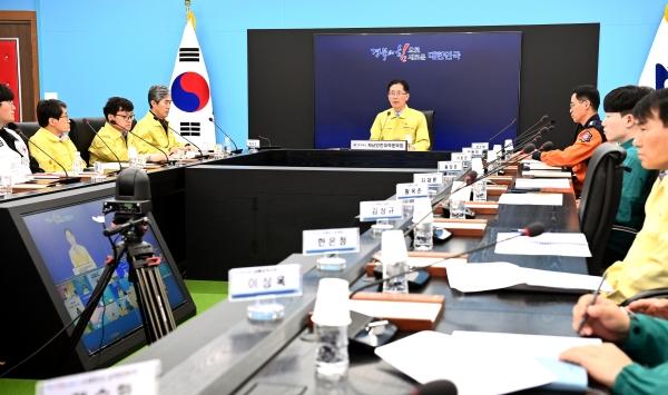 -황명석 경상북도지사 권한대행은 봄철 산불재난 예방과 대응방안 점검을 위해 8일에 경북도청에서 도-시군 산불재난 위기대응 재난안전대책본부 회의를 개최했다 사진 경상북도