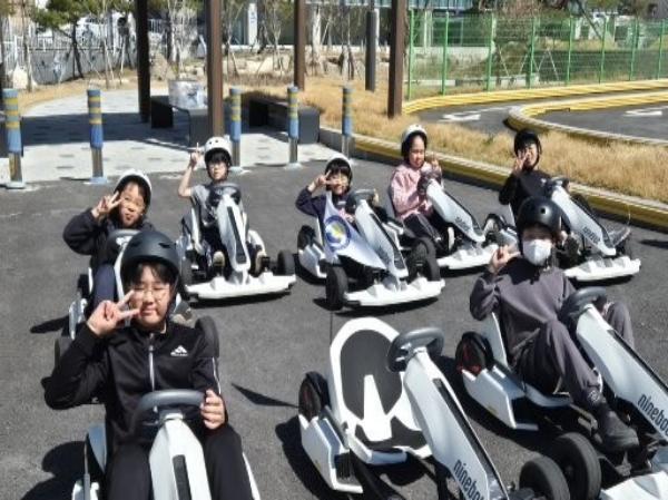 -경상북도봉화교육지원청은 봉화과학발명교육센터 주관으로 지난 7일 도촌초등학교를 시작으로 11월 말까지 관내 초중학교를 대상으로 1일 디지털-발명교실을 운영한다 사진 봉화교육지원청