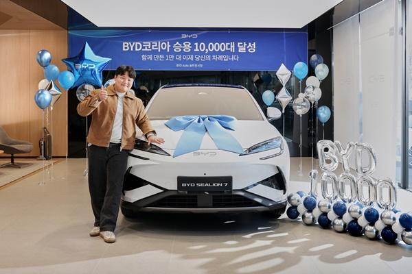 -BYD 씨라이언7과 천하제빵 참가자 김진서 씨 사진 BYD코리아
