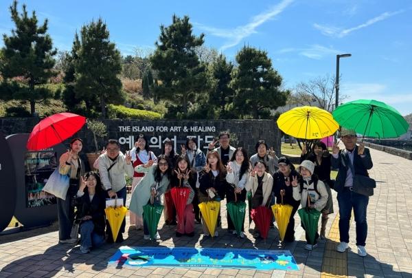 -여수시 SNS 서포터즈가 예술의 섬 장도에서 공동취재 활동을 전개했다 사진 여수시