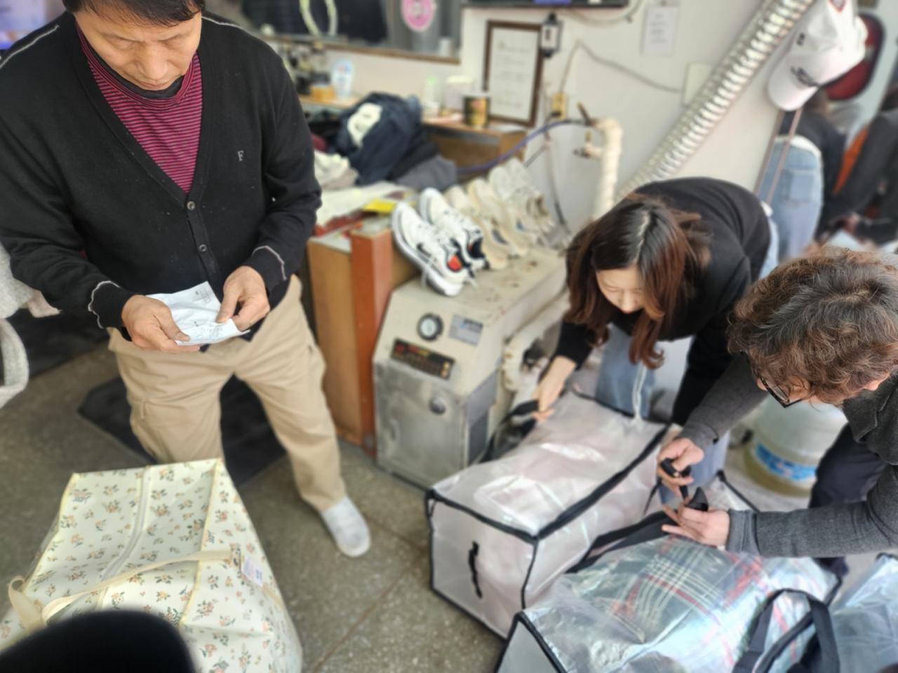 -서울 강서구 등촌2동 담당자들이 대형 세탁물을 진흥세탁소로 수거해 오고 있다 사진 서울 강서구