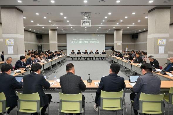 -이날 회의에서는 종량제봉투 6개월 이상분 및 음식물 봉투 1년 사용량 확보 아스콘레미콘 수급 불안 대비 공사일정 탄력 조정 유류세 인하 및 유가연동보조금 상향에 따른 유류비 부담 완화 산불진화 헬기 항공유 확보 등 분야별 대응 상황이 공유됐다 사진 영주시