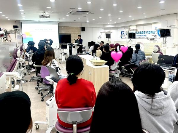 -포항대학교 치위생과는 지난 6일 재학생들을 대상으로 3D 스캐너 실무특강을 실시했다고 밝혔다 사진 포항대학교