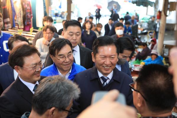 -김영규 여수시장 예비후보가 여수서시장을 찾아 민생탐방에 나선 정청래 대표와 함께 상인들의 애로사항을 듣고 있다 사진 김영규 후보사무실