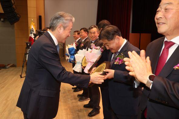 -안동농협 범농협 사회공헌상 수상, 전국 우수사무소 선정, 지속적 사회공헌 실천 성과 인정 (사진 = 안동농협)