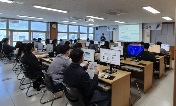 -칠곡군은 지난 7일 군청 본관 5층 전산교육장에서 2026년 상반기 지방세외수입시스템 사용자 역량강화 교육을 실시했다 사진 칠곡군