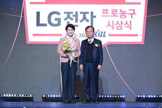 -이진숙 동아오츠카 마케팅본부 전무왼쪽 이수광 KBL 총재 오른쪽 사진 동아오츠카 제공