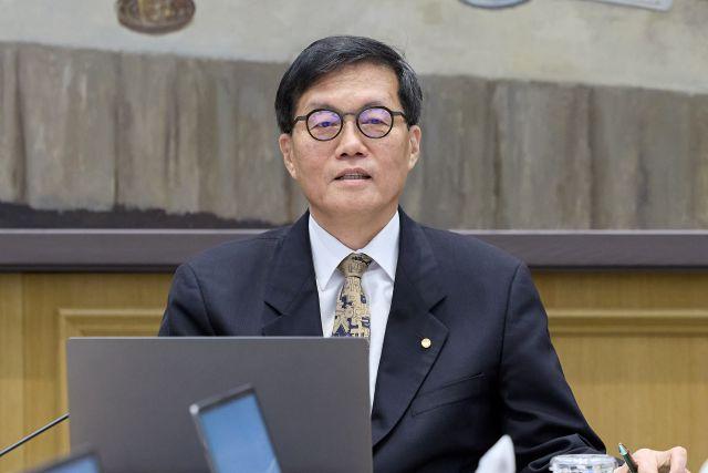 -10일 이창용 한국은행 총재가 금통위에서 의사봉을 두드리고 있다 사진 한국은행