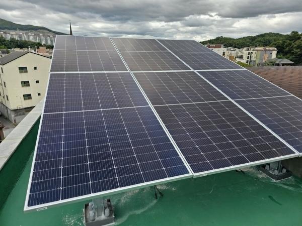 -단독주택 옥상에 설치된 태양광 시설 사진 인터넷 갈무리