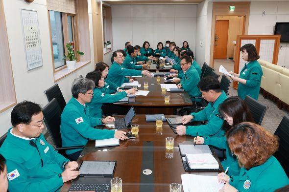 -예천군은 부군수실에서 비상경제 점검회의를 열어 물가안정 중소기업소상공인 지원 에너지 관리 등 분야별 대응 상황을 집중 점검했다 사진 예천군