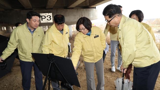 -여름철 풍수해 사고발생 위험 현장을 점검하고 있는 김보라 안성시장 사진 안성시