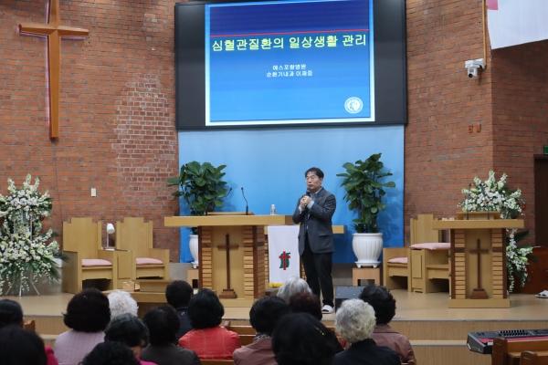 -에스포항병원 순환기내과 이재중 진료과장이 지난 8일 영덕읍교회를 방문해 지역 주민들을 대상으로 건강강좌를 진행했다 사진 에스포항병원