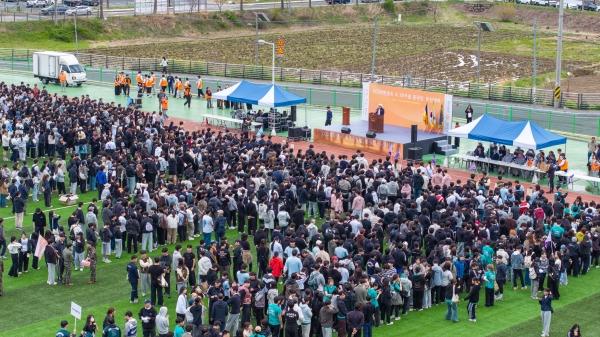 -동국대학교 WISE캠퍼스가 10일 교내 대운동장과 경주 남산 일원에서 419 혁명을 기념하는 제46회 419 기념 동국인 등산대회를 개최했다 사진 동국대WISE캠퍼스