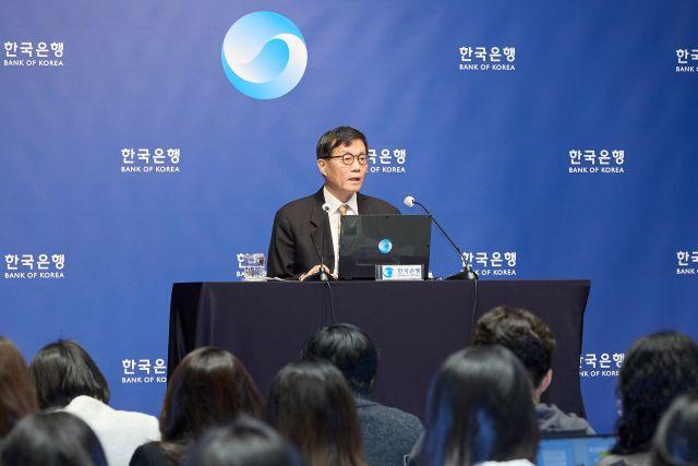 -10일 이창용 한국은행 총재가 통화정책방향회의 직후 열린 기자간담회에서 기자들의 질문에 답변하고 있다 사진 한국은행