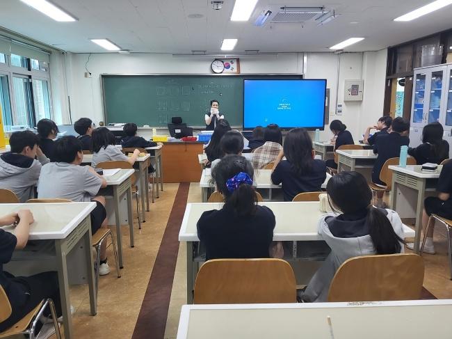 -성남시 중학생 환경교육내 생활 속 화학물질을 찾아라 모습 사진 성남시