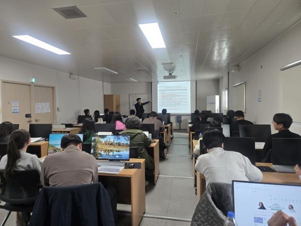 -김천시는 지난 8일 정책 발굴 및 건설공사 담당 직원들의 업무 역량 강화를 위해 공공건축물 건설공사건축시공기획 분야 및 청렴문화 실천 교육을 진행했다 사진 김천시