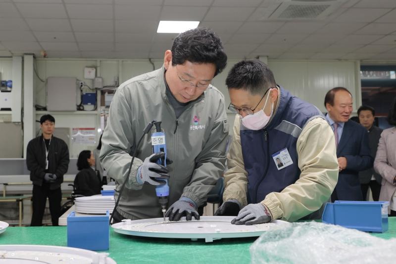 -10일 이상일 용인특례시장이 성만원을 방문해 직업훈련 작업자들과 함께 작업하고 있다 사진 용인특례시