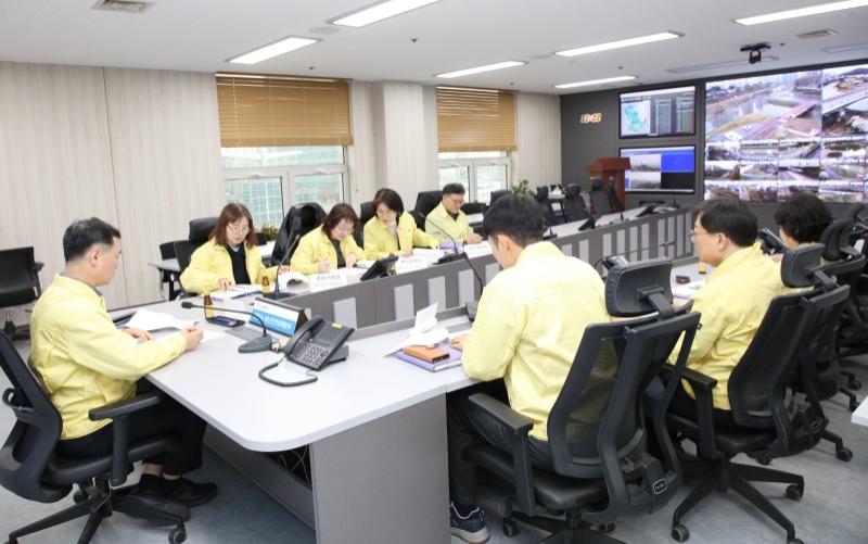 -안양시가 9일 시청 8층 상황실에서 중동사태 비상경제대응반 회의를 진행하고 있다 사진 안양시