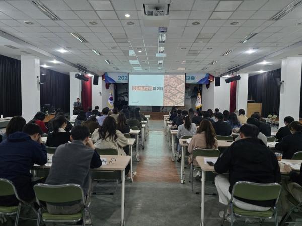 -문경시는 지난 8일 시청 대회의실에서 부서별 공유재산 업무 담당자 등 60여 명을 대상으로 2026년 공유재산 실무교육을 실시했다 사진 문경시