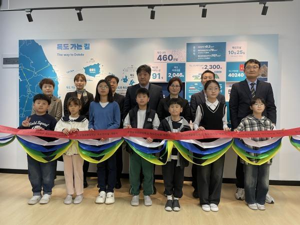 -경상북도는 지난 8일부터 10일까지 3일간 중국의 한인학교를 방문해 재외 한국학생들을 대상으로 독도의 역사지리적 가치와 대한민국 영토로서의 의미를 알리는 교육홍보 활동을 펼쳤다 사진 경상북도