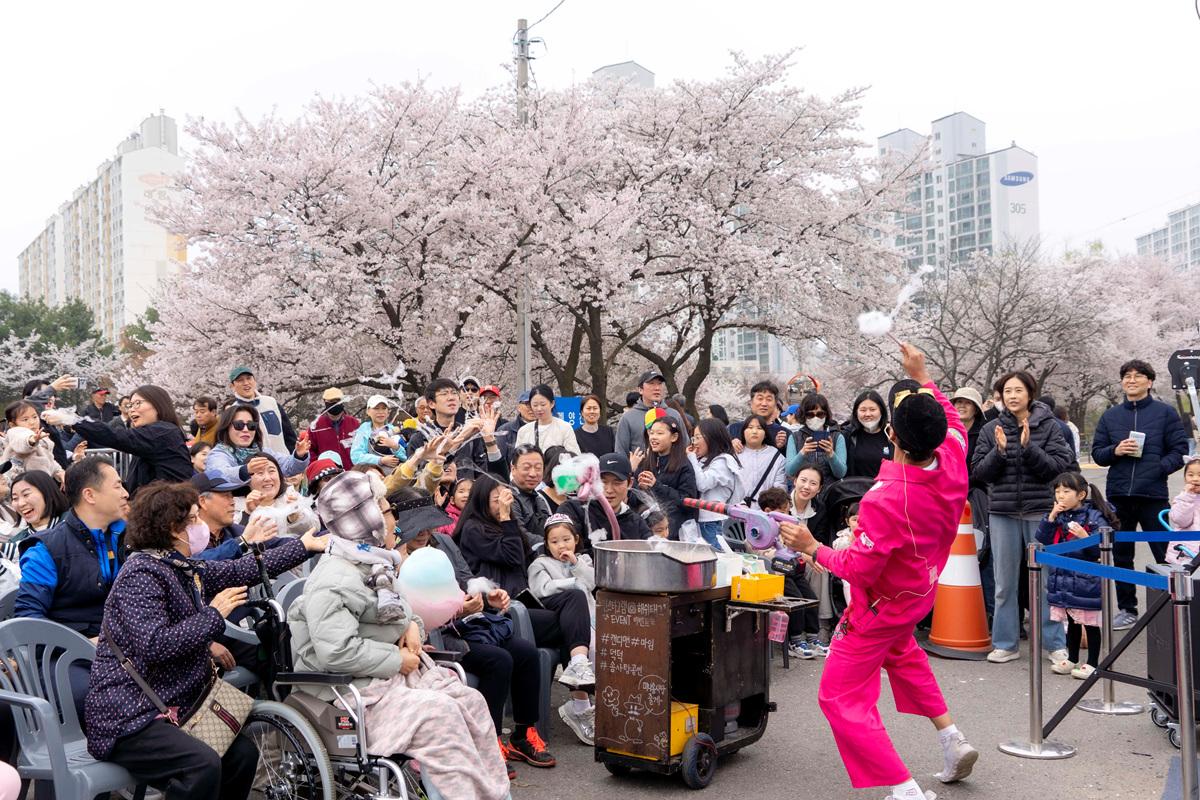 -김포 오롯이 벚꽃 축제를 찾은 시민들이 마술 공연을 보며 함께하는 모습 사진 조이호 기자