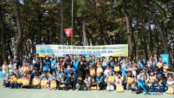 -현대제철 포항공장이 송도솔밭과 송도해수욕장 일대에서 노사합동 환경정화활동을 실시했다 사진 현대제철 포항공장