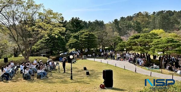-포항 유일의 시민 오케스트라인 ‘포스필하모닉오케스트라’가 11일 호텔 영일대 잔디광장에서 다양한 무대로 지역 시민들에게 음악적 감동을 선사했다 (사진 = 포스코 포항제철소)