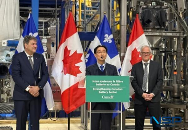 -에코프로 캐나다법인장 오상영 상무가운데가 캐나다 에너지 천연자원부 끌로드 그웨 의원왼쪽 캐나다 공공안전부 쟈크 람세이 의원오른쪽과 함께 배터리 RampD 과제 인센티브 지원 공식 발표 행사에 참여하고 있다 사진 에코프로