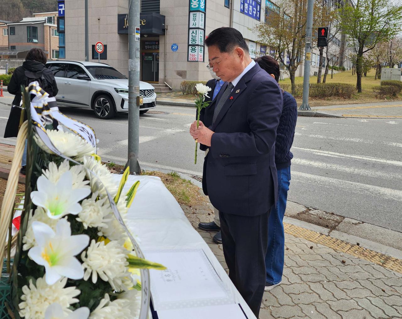-신경호 교육감이 원주를 찾아 추모하고 있는 모습 사진 강원도교육청